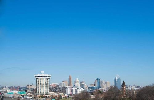 Covington House | Hilltop 3BR for 10, Private Garage, Skyline Views