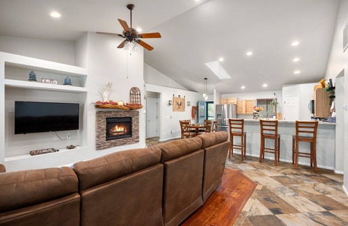 Pinetop-Lakeside Cabin | Hilltop Hideaway: Pine Paradise, Spacious Deck, Walk to Rainbow Lake