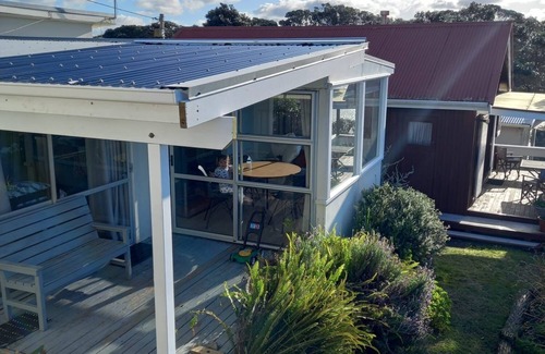 Red Beach Cottage | Hilltop Hideaway Cottage in Pinewoods Holiday Park