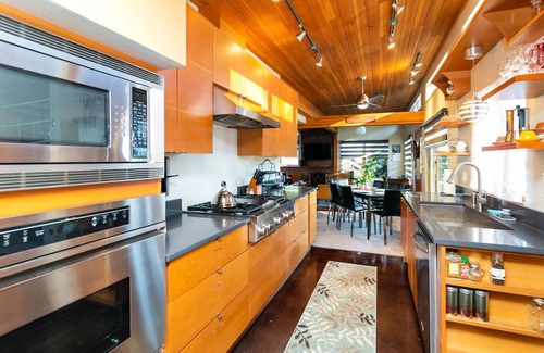 Oatfield House | Hilltop Hideaway, cozy forest retreat, Portland