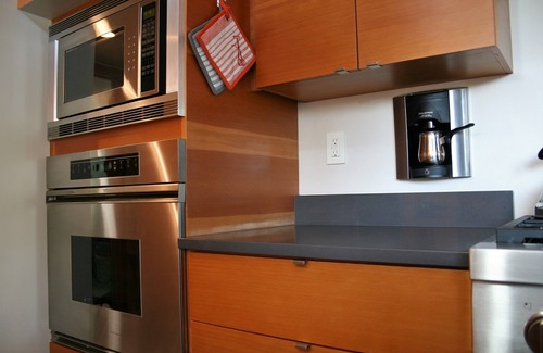 Oatfield House | Hilltop Hideaway, cozy forest retreat, Portland