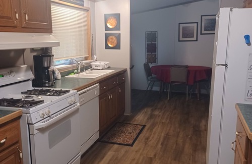 Eddyville House | Hilltop Hideaway for family fun