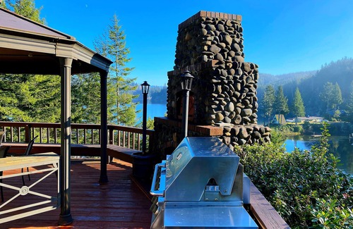 Lakeside House | Hilltop House Lakefront With Lakeviews