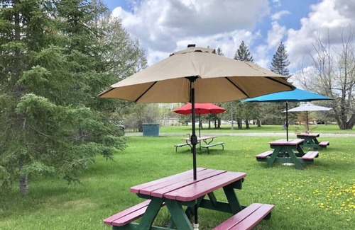 International Falls Cabin | Hilltop Lodge Standard Queen - Room 104