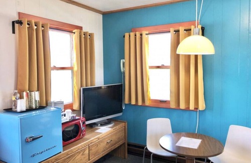International Falls Cabin | Hilltop Lodge Standard Queen - Room 101
