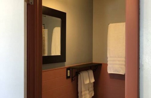 International Falls Cabin | Hilltop Lodge Standard Queen - Room 101