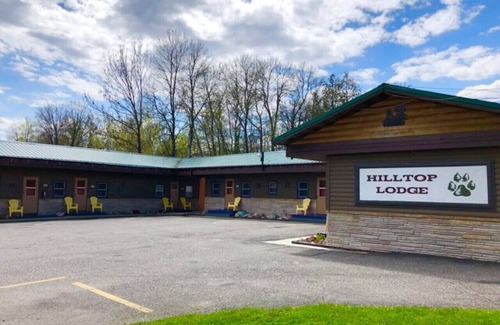 International Falls Cabin | Hilltop Lodge Standard Queen - Room 101