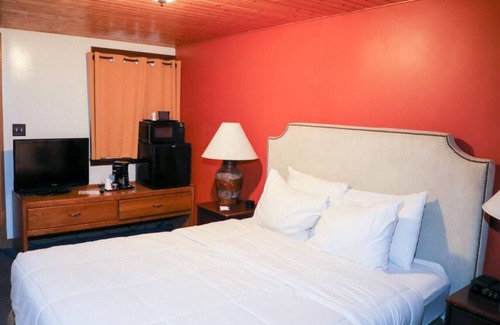 International Falls Cabin | Hilltop Lodge Standard Queen - Room 103