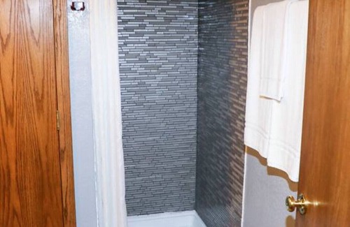 International Falls Cabin | Hilltop Lodge Standard Queen - Room 103