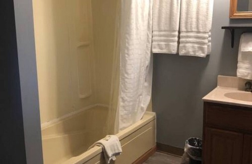 International Falls Cabin | Hilltop Lodge Standard Double - Room 107