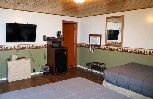 International Falls Cabin | Hilltop Lodge Standard Double - Room 107