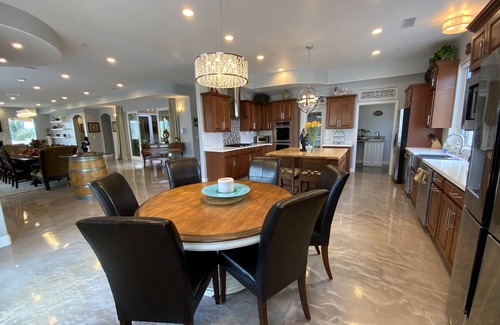 Lakeside Villa | Hilltop Villa 5BR & Loft, 4.5BA Sleep16+, 360 Panoramic Mountain View