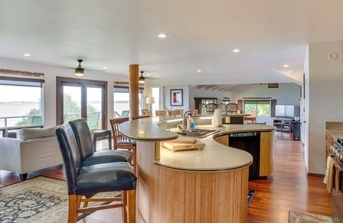 Hilo Cottage | Hilo Home w/Private Deck + Stunning Ocean Views!