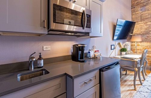 West Dundee Apartment | Hip Urban Loft-Small Town Charm - 124 LOFTS #3