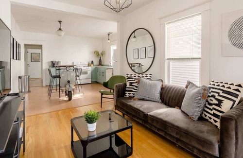 Mississippi District Apartment | Hipster Vibe Apartment - Food Carts & Live Music