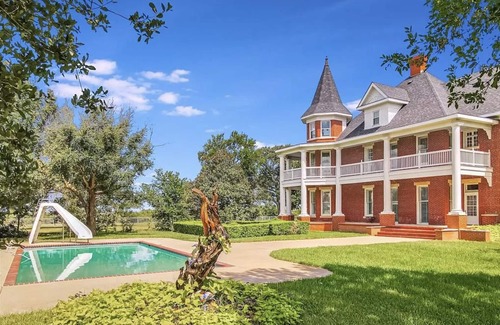 Elgin House | Historic 120 Year-Old Mansion with Pool, Hot Tub, Arcade, Pickleball, and More!
