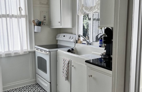 Summerville Historic District Cottage | Historic 1864 DRs Cottage Travel Nurse/Corp. Housing min 4 Nt(disc. 30+days)