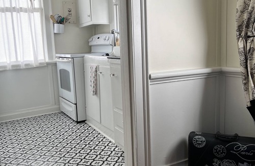 Summerville Historic District Cottage | Historic 1864 DRs Cottage Travel Nurse/Corp. Housing min 4 Nt(disc. 30+days)