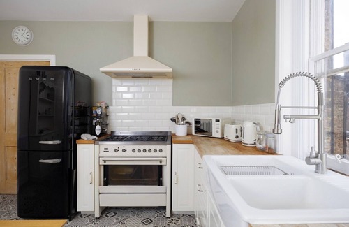 Peterborough Apartment | Historic 1BD in Central Peterborough