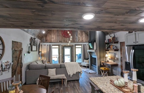 Marble Falls Cabin | Historic 2 BR Cabin w Hot Tub near Buffalo River!