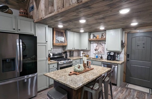 Marble Falls Cabin | Historic 2 BR Cabin w Hot Tub near Buffalo River!
