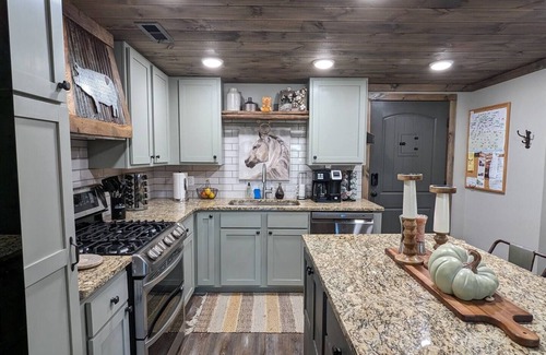 Marble Falls Cabin | Historic 2 BR Cabin w Hot Tub near Buffalo River!