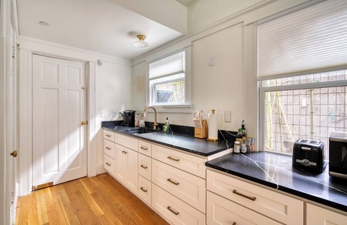 Alphabet Historic District Apartment | Historic 2BR | Walk to NW 23rd Shops & Eats