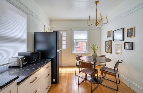 Alphabet Historic District Apartment | Historic 2BR | Walk to NW 23rd Shops & Eats