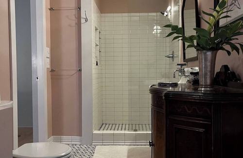 Athens House | Historic 3-bedroom home in beautiful Athens. Walkable to town and Campus.