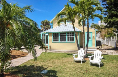 Captiva House | Historic 3BR Cottage with Optional Upstairs Suite, Steps to Beach & Village