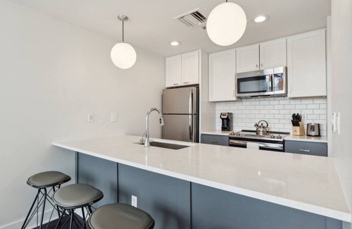 Downtown Pittsburgh Hotel | Historic Apartment w/Laundry & Kitchen | Walk to Heinz History Center | 2 Units