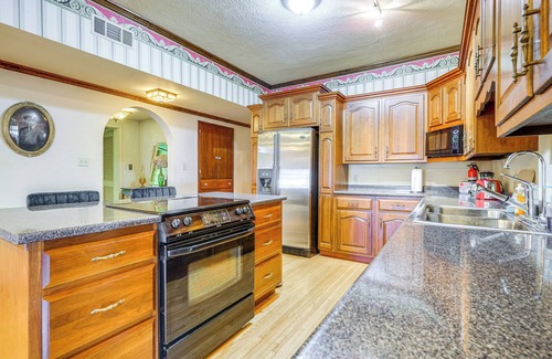 Auburn House | Historic Auburn Home w/Theater & Yard!