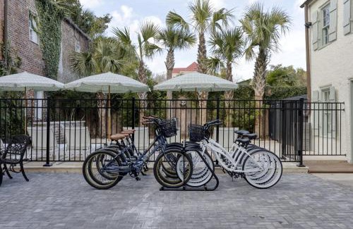 Harleston Village Bed & Breakfast | Historic B&B King Suite- Walk to King