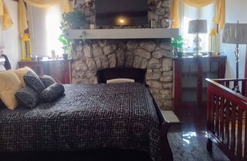 Highland Historic District House | Historic beautiful spacious bungalow 5 minutes from the casinos