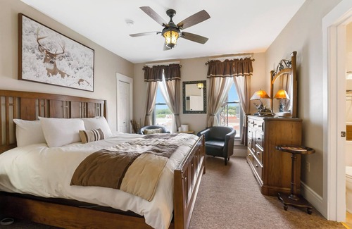 Downtown Branson Hotel | Historic Branson Hotel ~ Downtown ~ Buck Bungalow