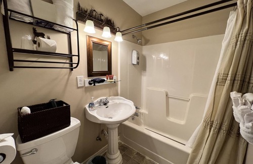 Downtown Branson Hotel | Historic Branson Hotel ~ Downtown ~ Buck Bungalow