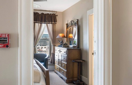 Downtown Branson Hotel | Historic Branson Hotel ~ Downtown ~ Buck Bungalow