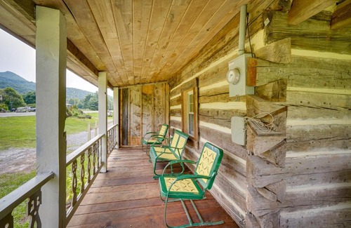 Seneca Rocks House | Historic Cabin Retreat about 2 Mi to Seneca Rocks!