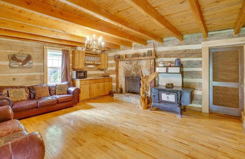 Seneca Rocks House | Historic Cabin Retreat about 2 Mi to Seneca Rocks!