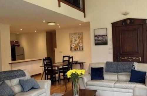 Chambly House | Historic Chambly, 5 minute walk to lake, restaurants, groceries. Quiet street