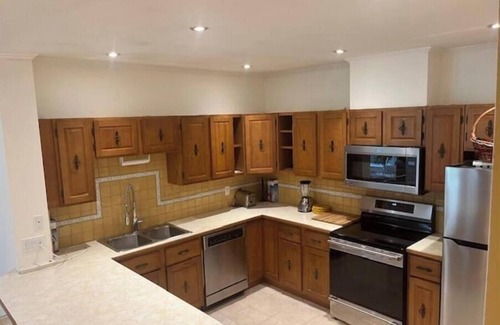 Chambly House | Historic Chambly, 5 minute walk to lake, restaurants, groceries. Quiet street