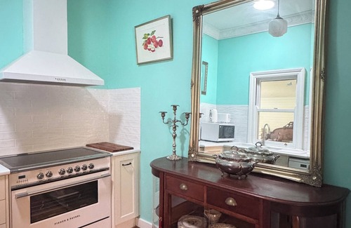 Yass House | Historic charm meets modern amenities - stroll to everything Yass has to offer.