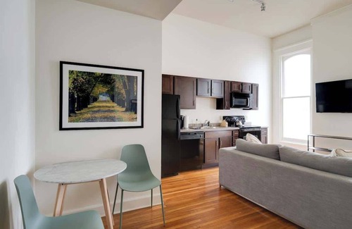 Downtown Louisville Apartment | Historic Charm, Walkable Entertainment, King Bed