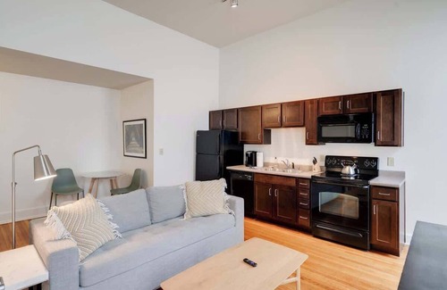 Downtown Louisville Apartment | Historic Charm, Walkable Entertainment, King Bed
