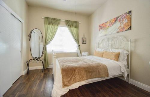 Midtown Sacramento Apartment | Historic Charm with Parking in Center of Midtown