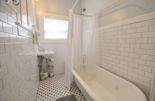 Midtown Sacramento Apartment | Historic Charm with Parking in Center of Midtown