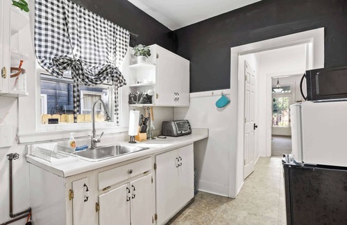 Clifton House | Historic Clifton Stay | Prime Loc Near Attractions