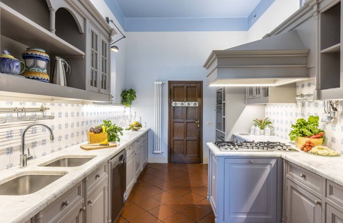 Le Cure Villa | Historic Dante's Manor, 5 Bdr Villa, Pool, Garden, Jacuzzi, AC, 5 min Florence