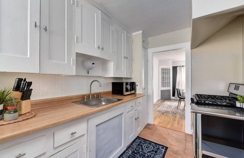 Shaker Heights Apartment | Historic District 2BR on 1st Floor near Cleveland Clinic ~ Family Friendly ~Safe