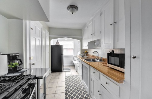 Shaker Heights Apartment | Historic District 2BR on 1st Floor near Cleveland Clinic ~ Family Friendly ~Safe